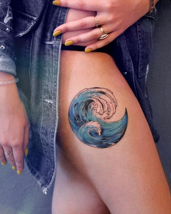 mẫu tattoo trên đùi cho người mệnh thủy