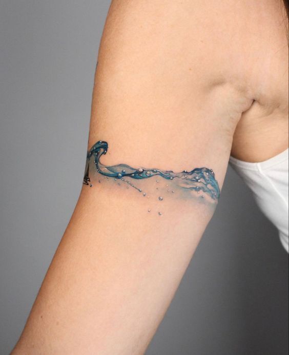 mẫu tattoo sóng nước ở bắp tay 