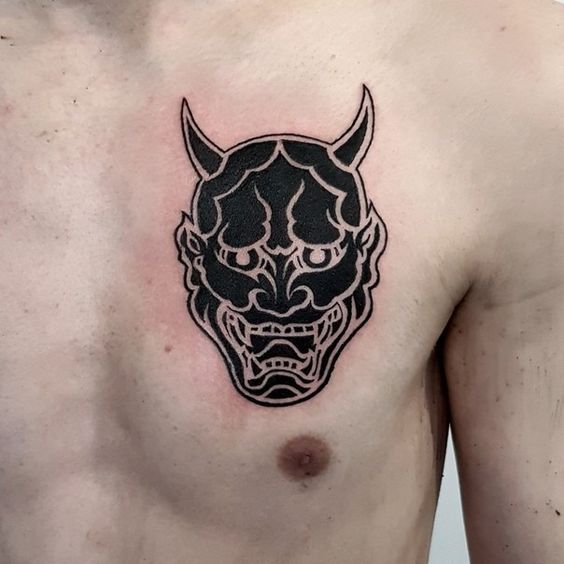 tatoo mặt quỷ đen trắng ở ngực