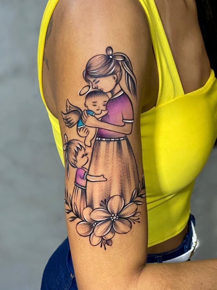 mẫu tattoo mẹ ôm hai con mang ý nghĩa sâu sắc