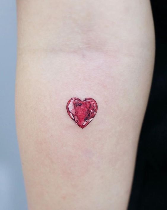 tattoo kim cương đỏ mini cho tình yêu thuận hòa