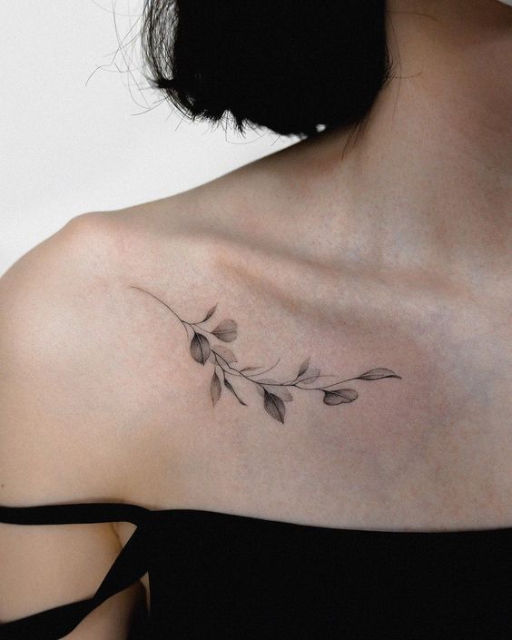 hình xăm lá đen trắng nhỏ trên xương đòn hình xăm lá mini đen trắng ở xương quai xanh