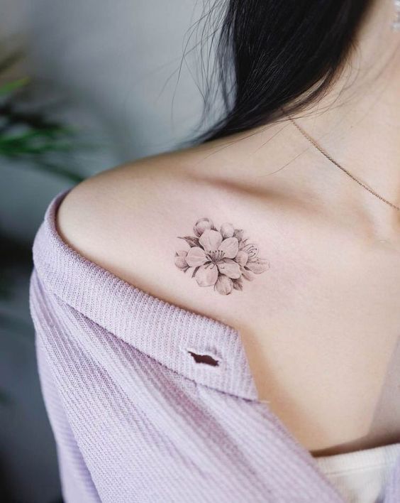 hình xăm hoa nhỏ màu đen và trắng trên xương đòn tattoo bông hoa mini đen trắng ở xương quai xanh