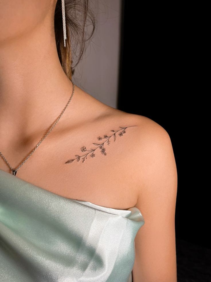 hình xăm hoa nhỏ đẹp ở xương quai xanh tattoo hoa mini ở xương quai xanh đẹp