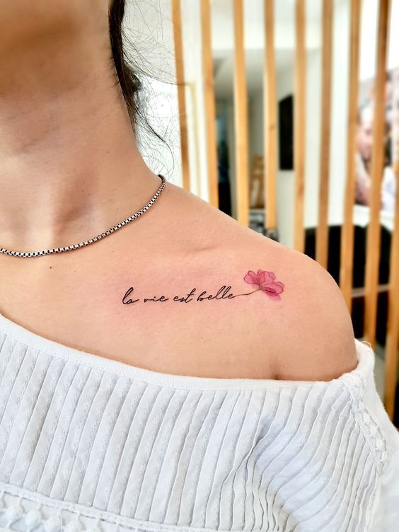 hình xăm khẩu hiệu kết hợp với hoa hồng trên xương quai xanh tattoo slogan kết hợp hoa hồng ở xương quai xanh