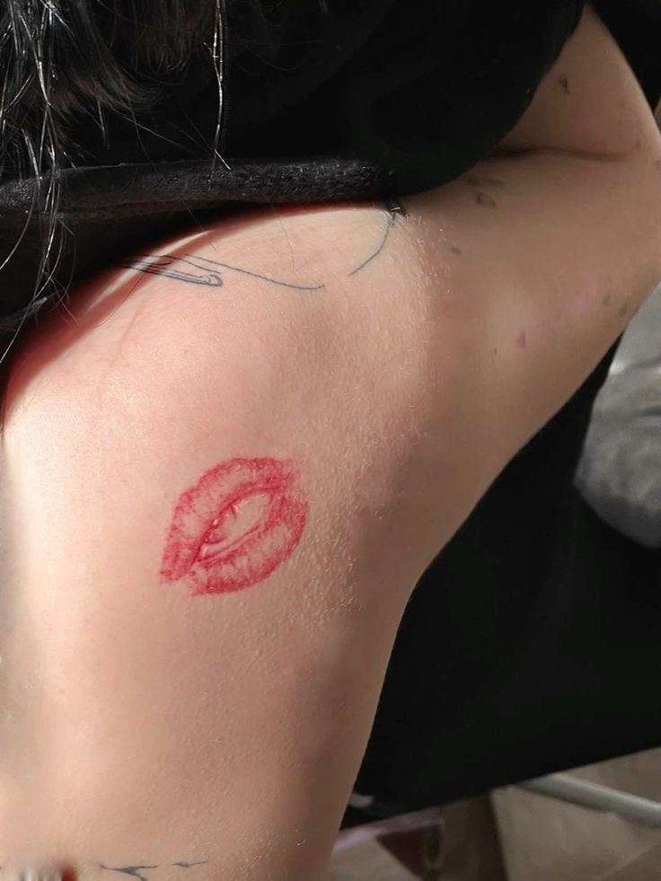tattoo hình đôi môi nét nhạt cực ảo