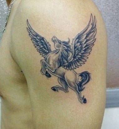 khách muốn xăm hình ngựa có cánh ở cẳng tay