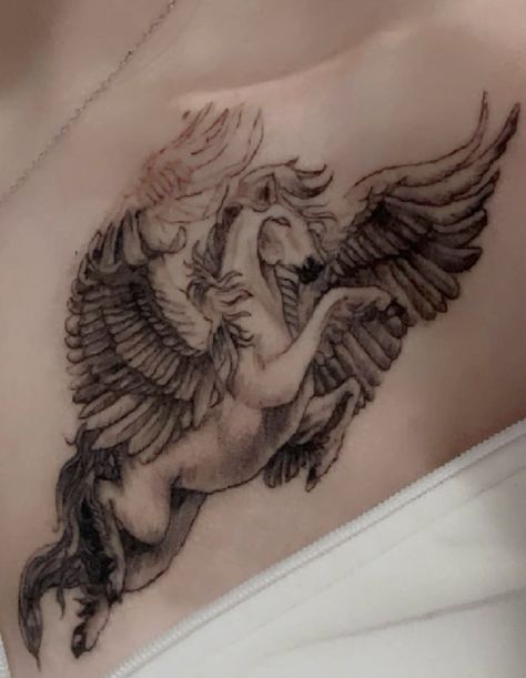 hình xăm ngựa có cánh ở ngực