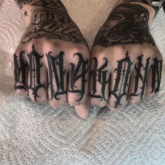 hình xăm chữ đen nam tính