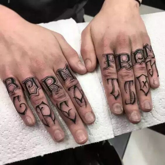 hình xăm chữ kín ngón tay