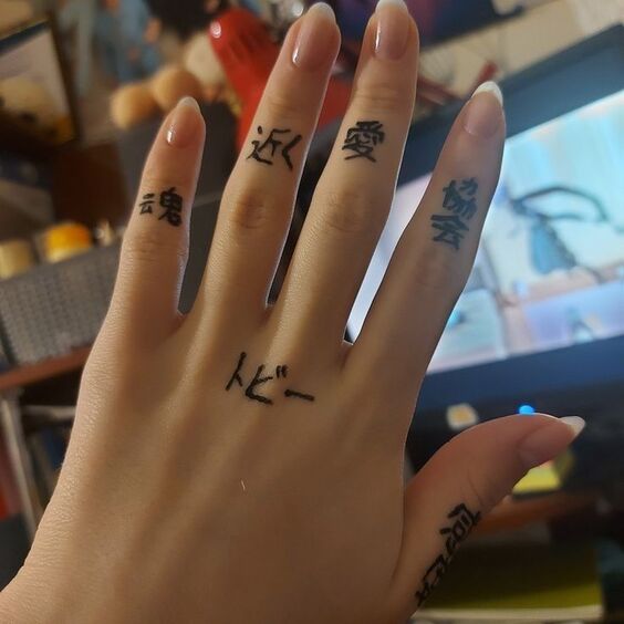 hình xăm chữ lên từng ngón tay
