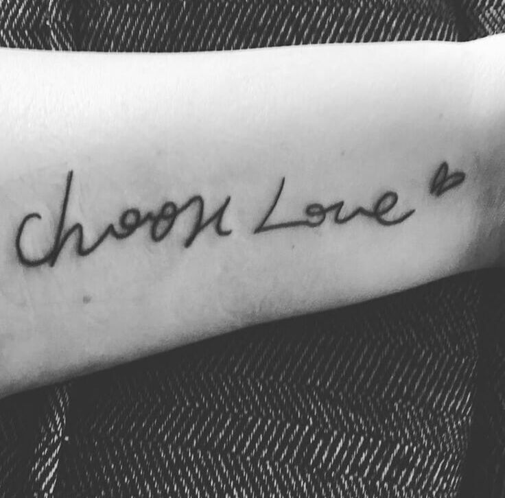 hình tattoo mẫu chữ về tình yêu ở cẳng tay