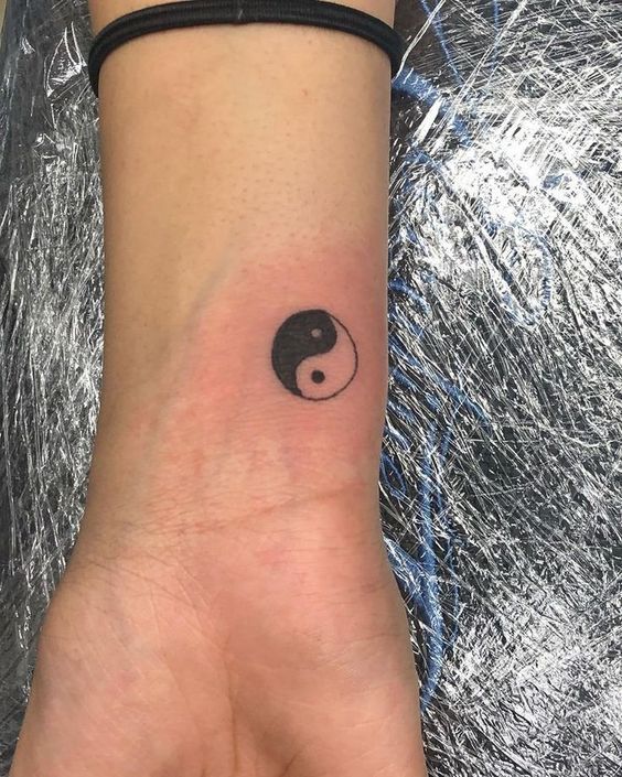 hình xăm âm dương nhỏ trên cổ tay mẫu tattoo âm dương mini ở cổ tay