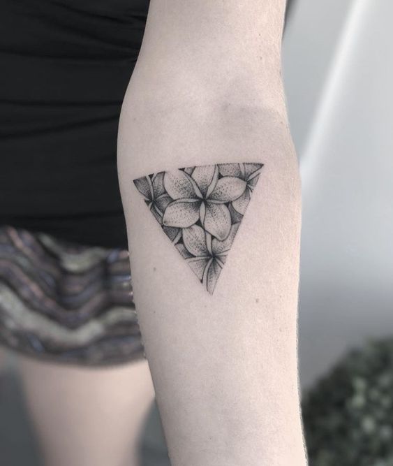 Trọn bộ 333+ hình xăm tam giác cá tính và ấn tượng - Genztattoo