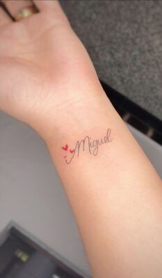 hình tattoo tên nhỏ gọn và đơn giản trên cổ tay