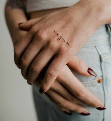 cá tính với mẫu tattoo tên trên mu bàn tay