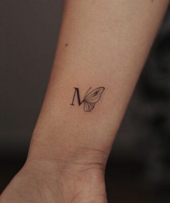 tattoo chữ cái tên viết tắt trên cẳng tay