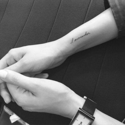 thể hiện cá tính với mẫu tattoo tên trên cổ tay