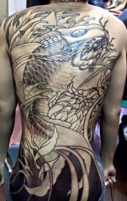 hình xăm cá chép lớn ở lưng xăm mẫu cá chép cực lớn ở lưng
