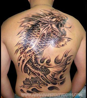 hình xăm con cá ấn tượng biến thành con rồng ở lưng xăm hình cá hóa thành rồng ấn tượng ở lưng