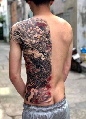 Hình xăm nửa lưng siêu ngầu với chi tiết cá biến thành rồng xăm nửa lưng cực chất lừ với chi tiết cá hóa thành rồng