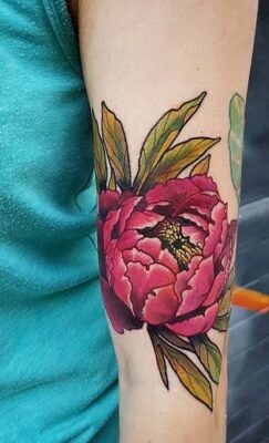 Tattoo bông quỳnh màu hồng ở tay