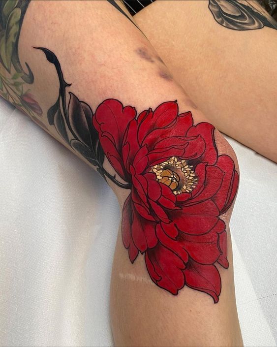 Tattoo hoa quỳnh đỏ ở chân