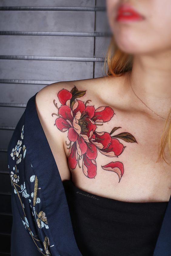 Xăm hoa quỳnh gần xương quai xanh
