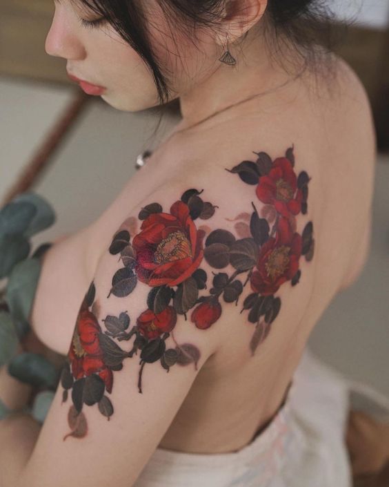 Hình xăm cành hoa quỳnh ở vai