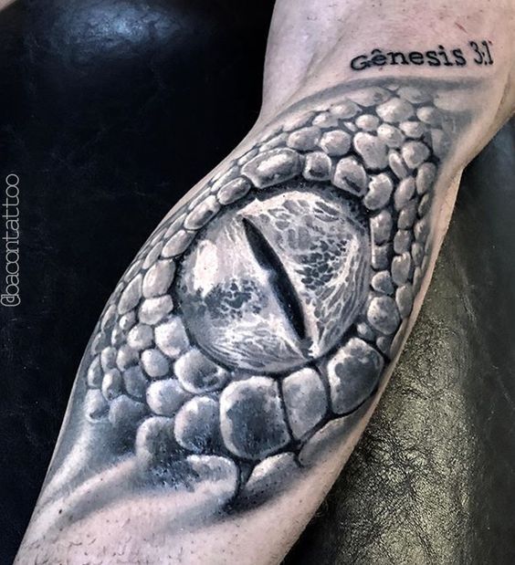 tattoo mắt rồng đơn sắc ở tay cực chất của khách