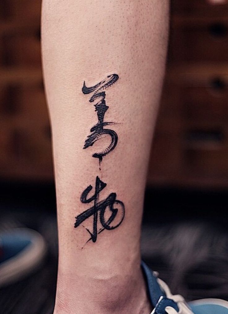 hình xăm thư pháp nhỏ ở chân tattoo chữ thư pháp mini ở chân
