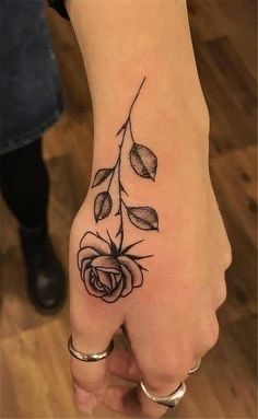 hình xăm hoa đen trắng đẹp trên tay 333+ hình xăm hoa đẹp cho nữ nhẹ nhàng và tinh tế - Genztattoo