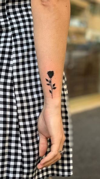 hình xăm hoa đẹp cho phụ nữ người mẫu đen trắng 333+ hình xăm hoa đẹp cho nữ nhẹ nhàng và tinh tế - Genztattoo