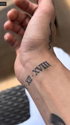 hình xăm số la mã nhỏ trên cổ tay Gợi ý 333+ hình xăm la mã độc đáo và phong cách - Genztattoo