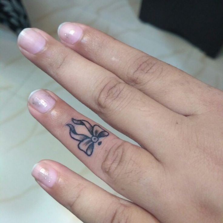 hình xăm nơ nhỏ trên ngón tay hình xăm nơ mini ở ngón tay