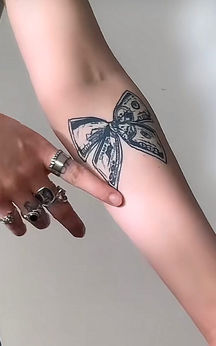 Hình xăm toát lên vẻ thanh lịch hình xăm toát lên vẻ đẹp sang trọng