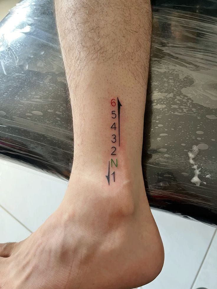 Thiết kế hình xăm số độc đáo dọc theo mắt cá chân độc lạ mẫu tattoo chữ số dọc cổ chân