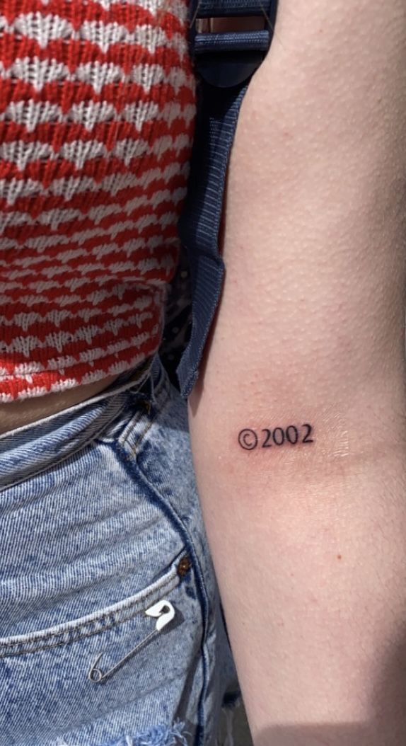 thiết kế hình xăm cẳng tay đơn giản với những con số đơn giản với mẫu tattoo cẳng tay kiểu chữ số