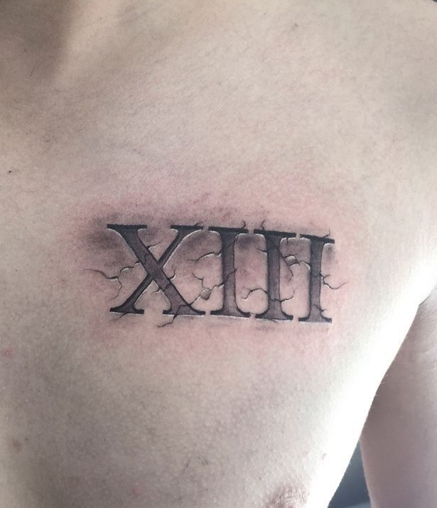 Hình xăm số La Mã bắt mắt trên ngực hút mắt với mẫu tattoo chữ số la mã trước ngực