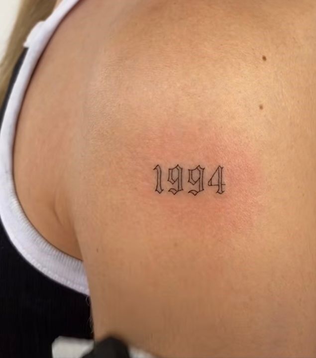 thiết kế hình xăm cánh tay nữ năm sinh kiểu tattoo bắp tay bạn nữ mẫu năm sinh