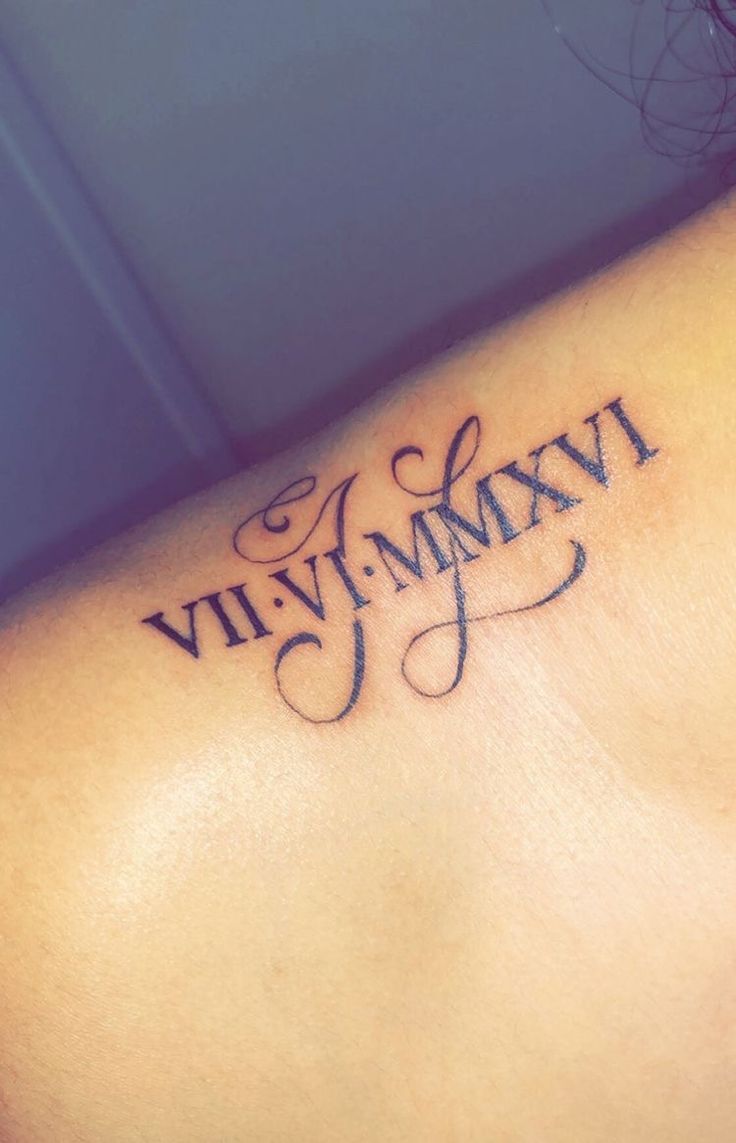 Hình xăm số La Mã độc đáo trên vai lạ mắt với kiểu tattoo chữ số la mã trên vai