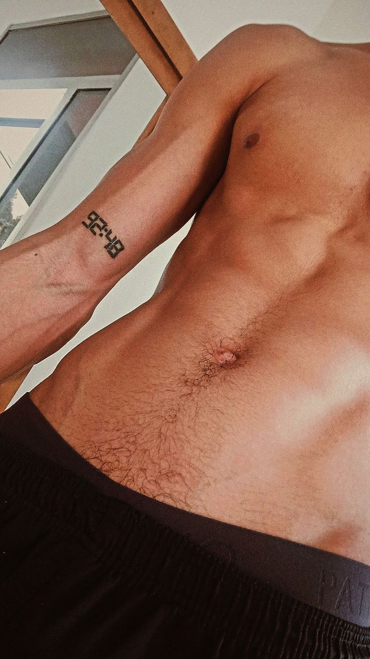 thanh lịch với hình xăm số trên cẳng tay lịch lãm với mẫu tattoo chữ số ở cẳng tay