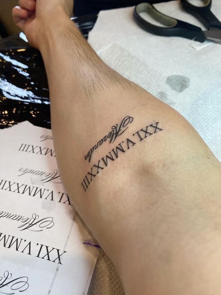 Thiết kế hình xăm số La Mã ở cẳng tay mẫu tattoo cẳng tay kiểu chữ số la mã