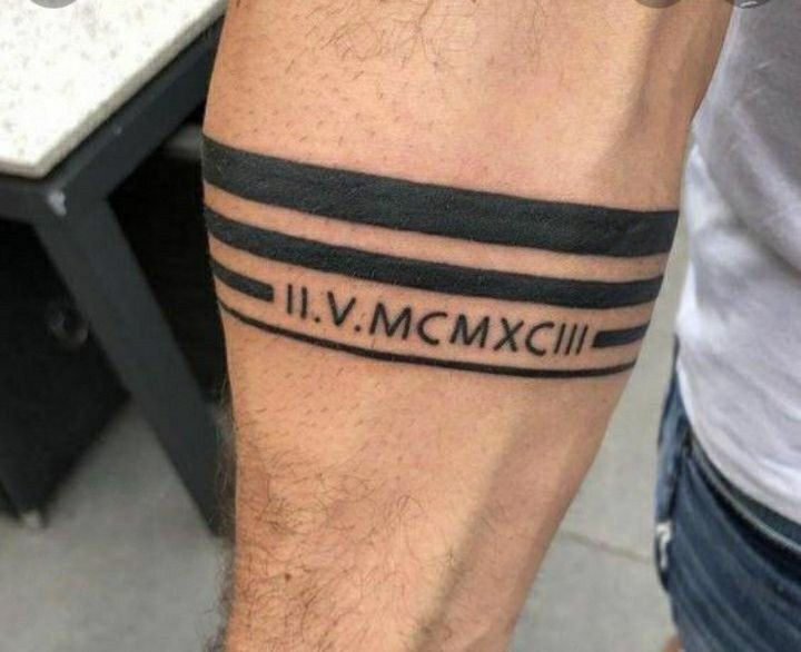 hình xăm vòng tay nam tính với số La Mã nam tính với kiểu xăm vòng tay dãy chữ số la mã