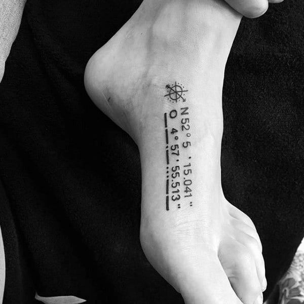 Làm nổi bật đôi chân của bạn bằng hình xăm số nổi bật bàn chân với mẫu tattoo chữ số
