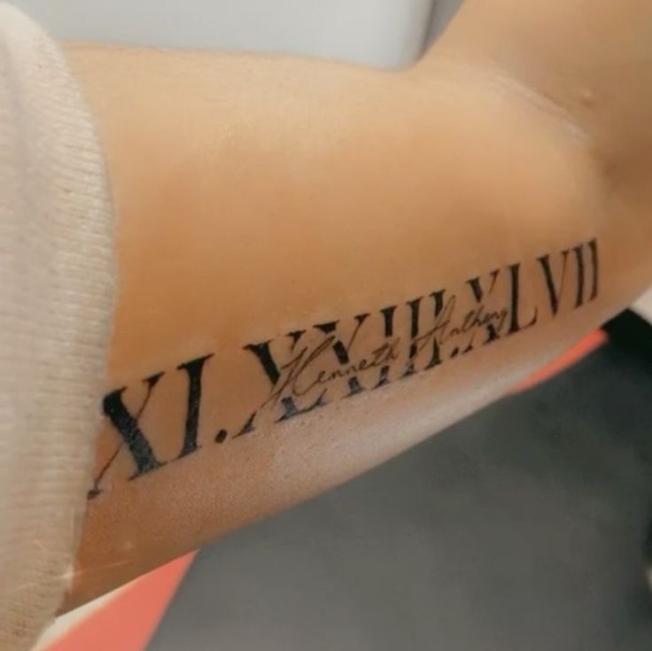 hình xăm nghệ thuật cánh tay mẫu số la mã nghệ thuật tattoo bắp tay mẫu chữ số la mã