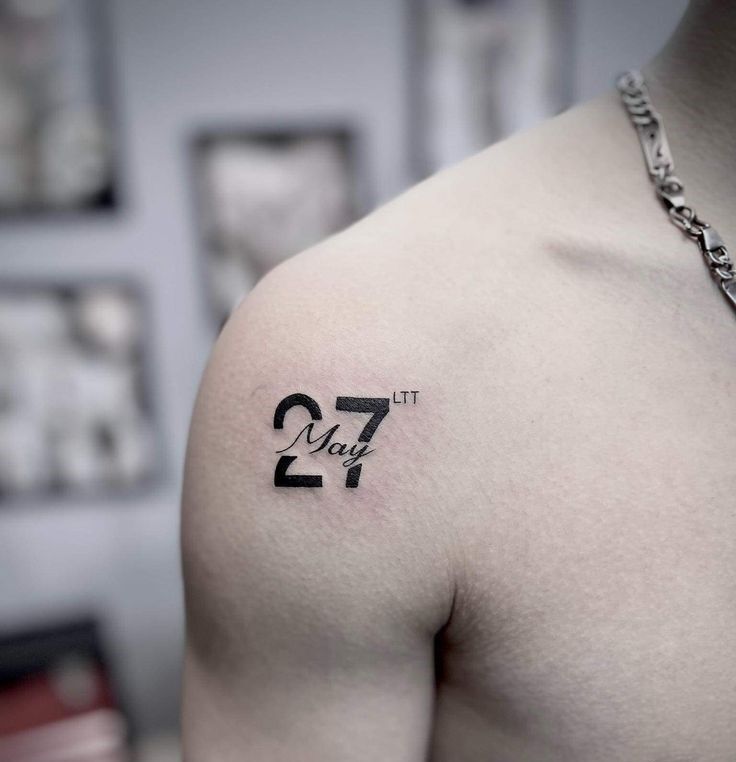 thời trang với hình xăm ngày sinh trên bắp tay phong cách với mẫu tattoo ngày sinh ở bắp tay