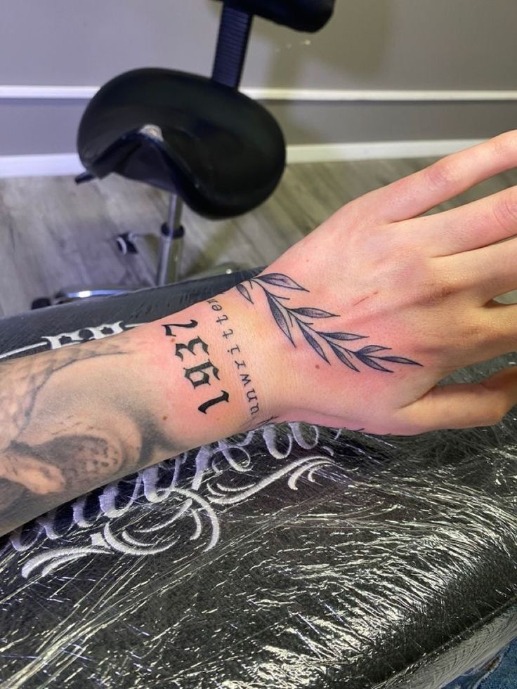 thật tuyệt vời với hình xăm năm sinh trên cổ tay cool ngầu với kiểu tattoo năm sinh ở cổ tay