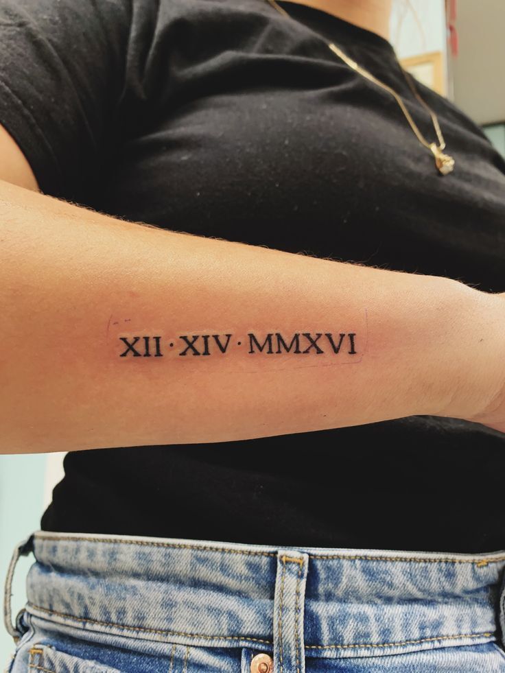 Hình xăm số La Mã tinh tế ở cẳng tay tinh tế với mẫu tattoo cẳng tay chữ số la mã