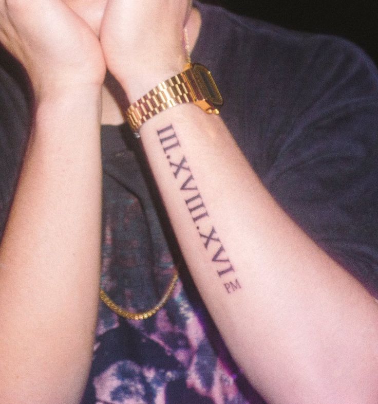 Cực kỳ hấp dẫn với hình xăm số La Mã trên tay cực thu hút với kiểu tattoo chữ số la mã trên tay